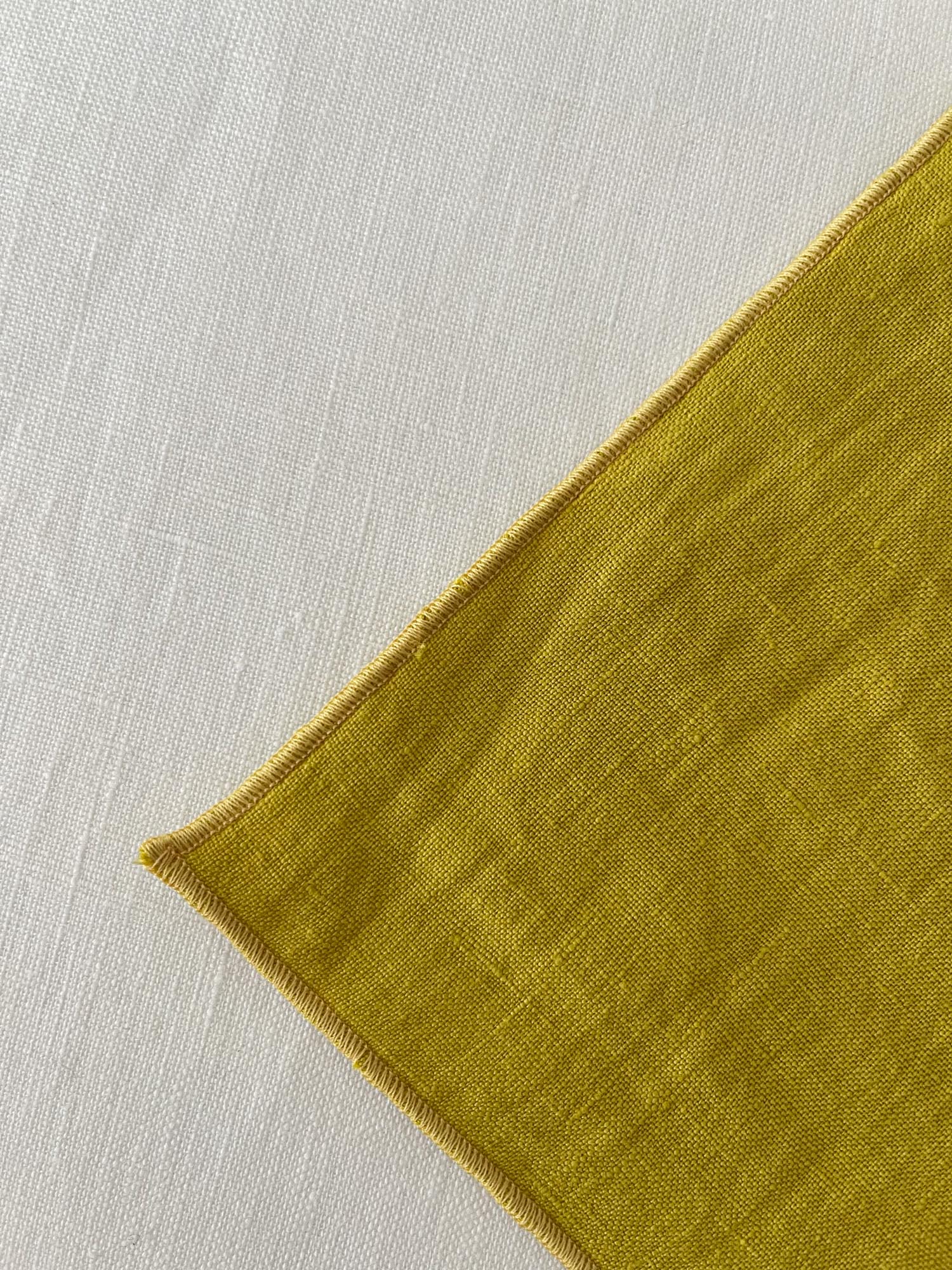 Untersetzer aus chartreuse gelbem Leinen mit Rollsaum - 4er-Set - Linen Notes
