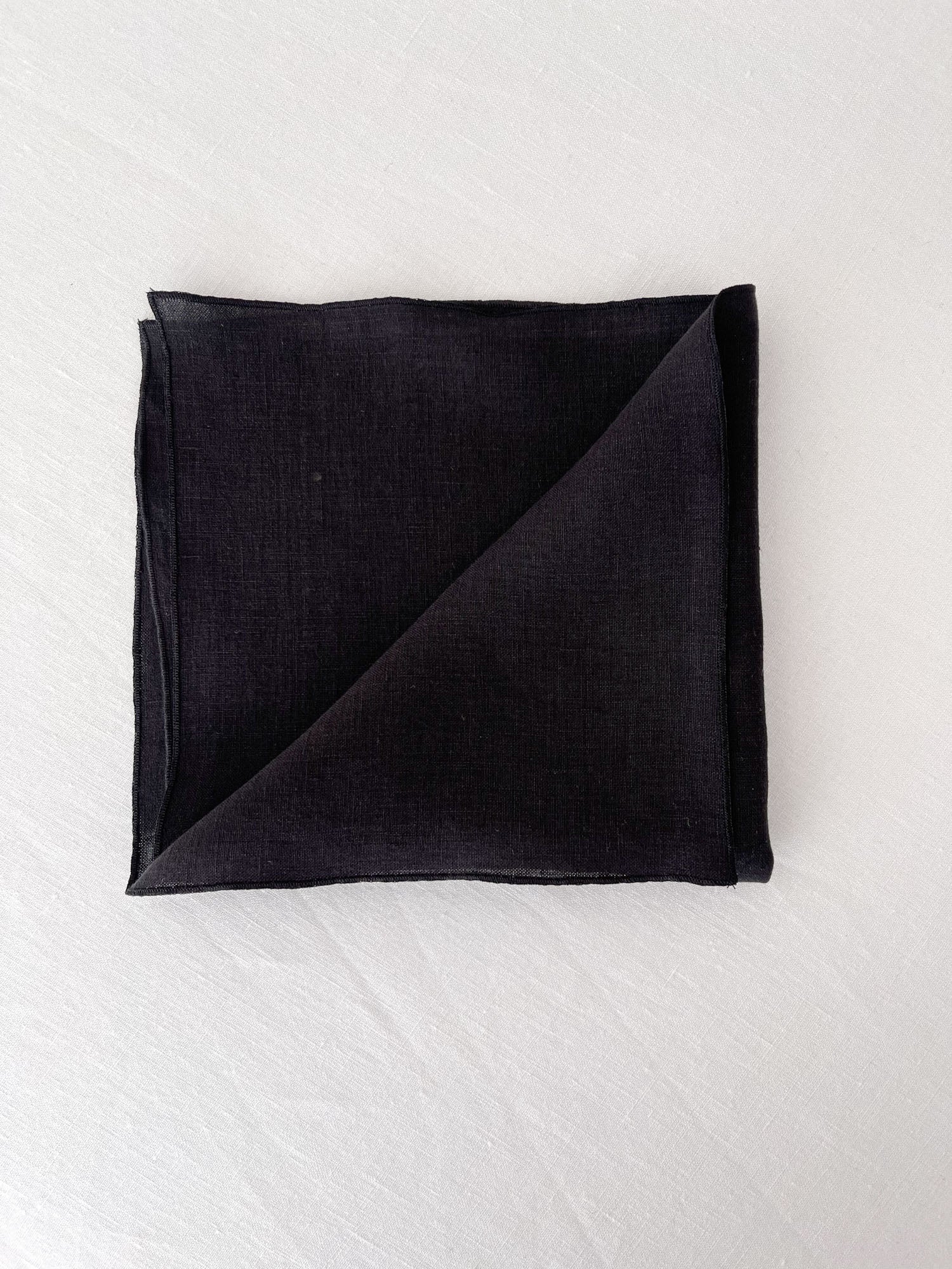 Serviette aus schwarzem Leinen mit Rollsaum - Linen Notes