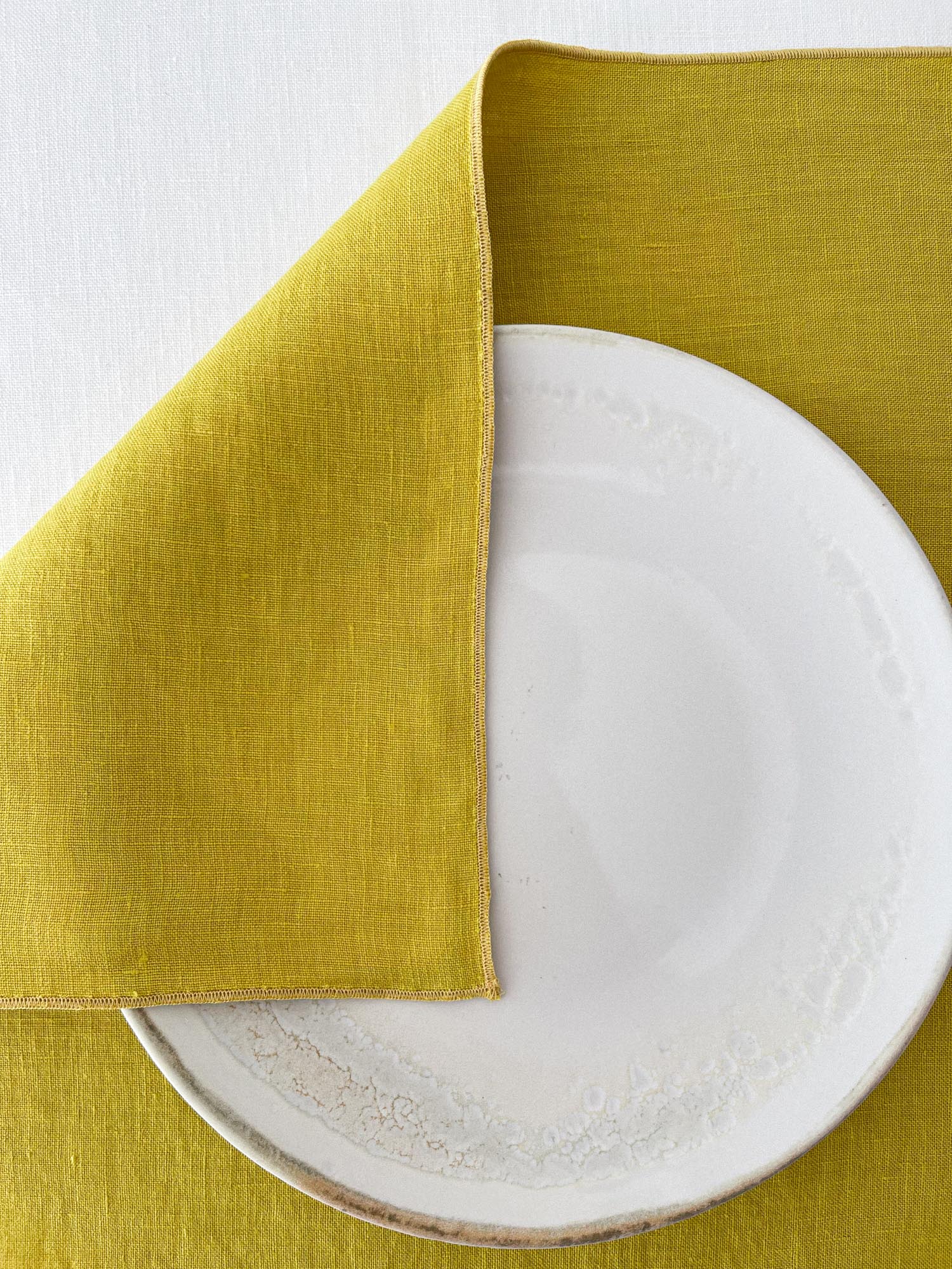 Tischset aus chartreuse gelbem Leinen mit Rollsaum - Linen Notes