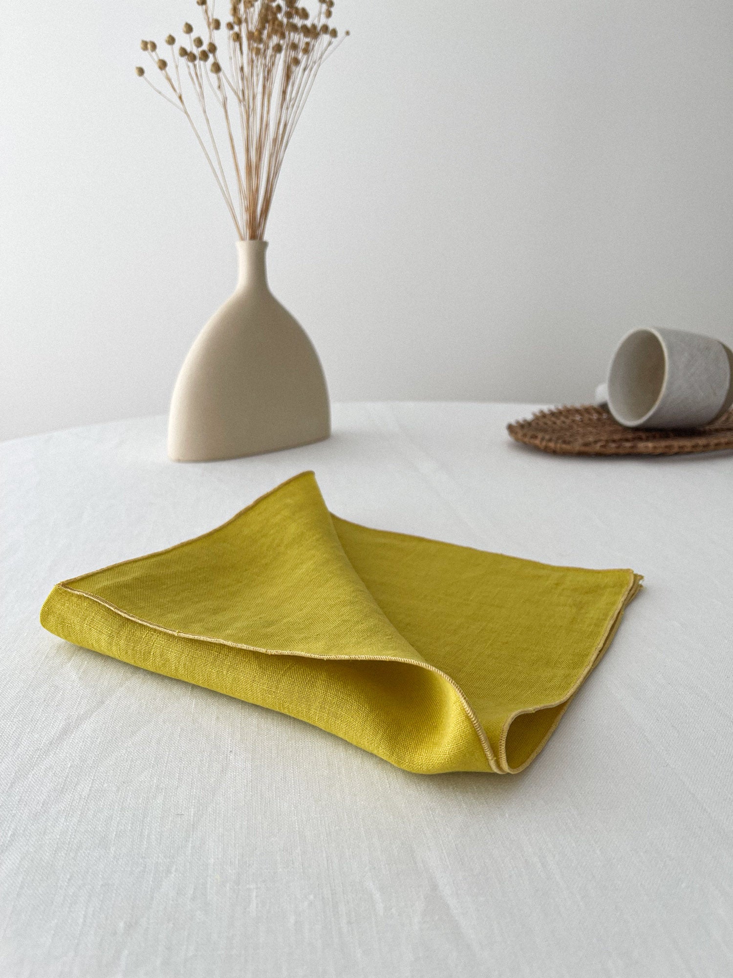 Chartreuse-gelbe Leinenserviette mit Rollsaum - Linen Notes