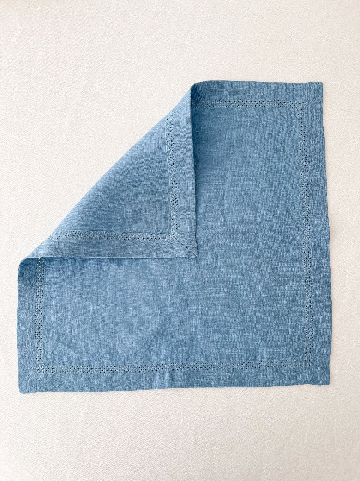 Hellblaue Leinenserviette mit Hohlsaum und Kuvertecken - Linen Notes