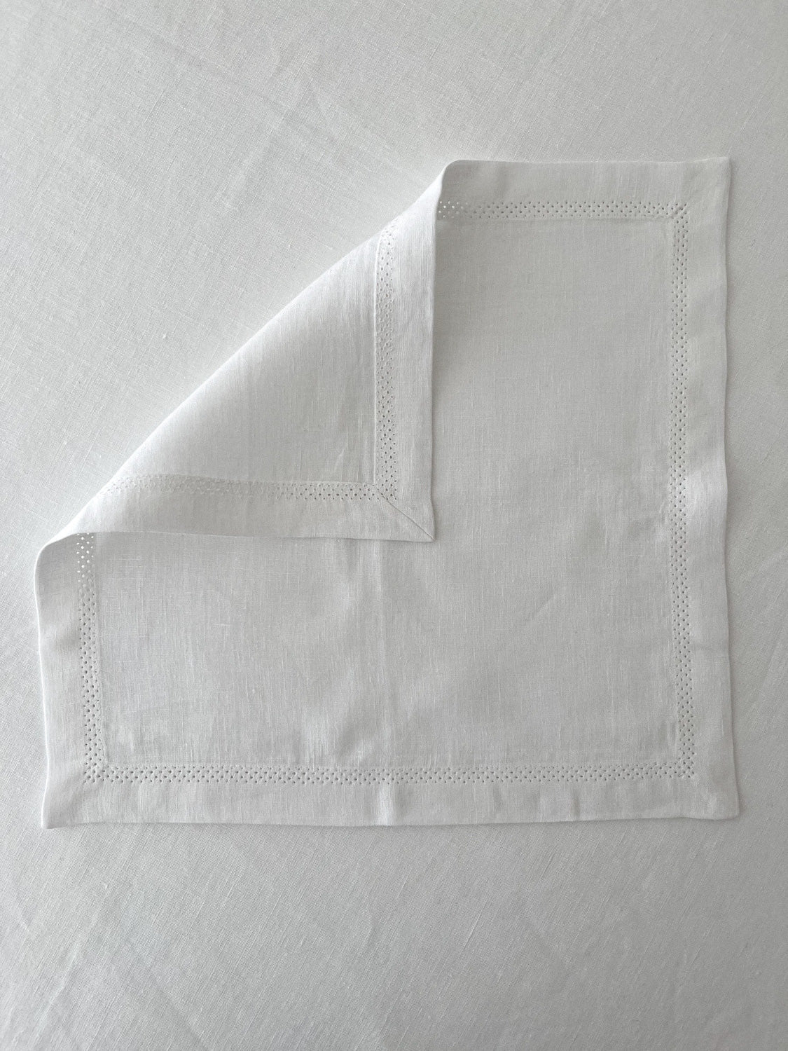 Serviette aus weißem Leinen mit Hohlsaum und Kuvertecken - Linen Notes