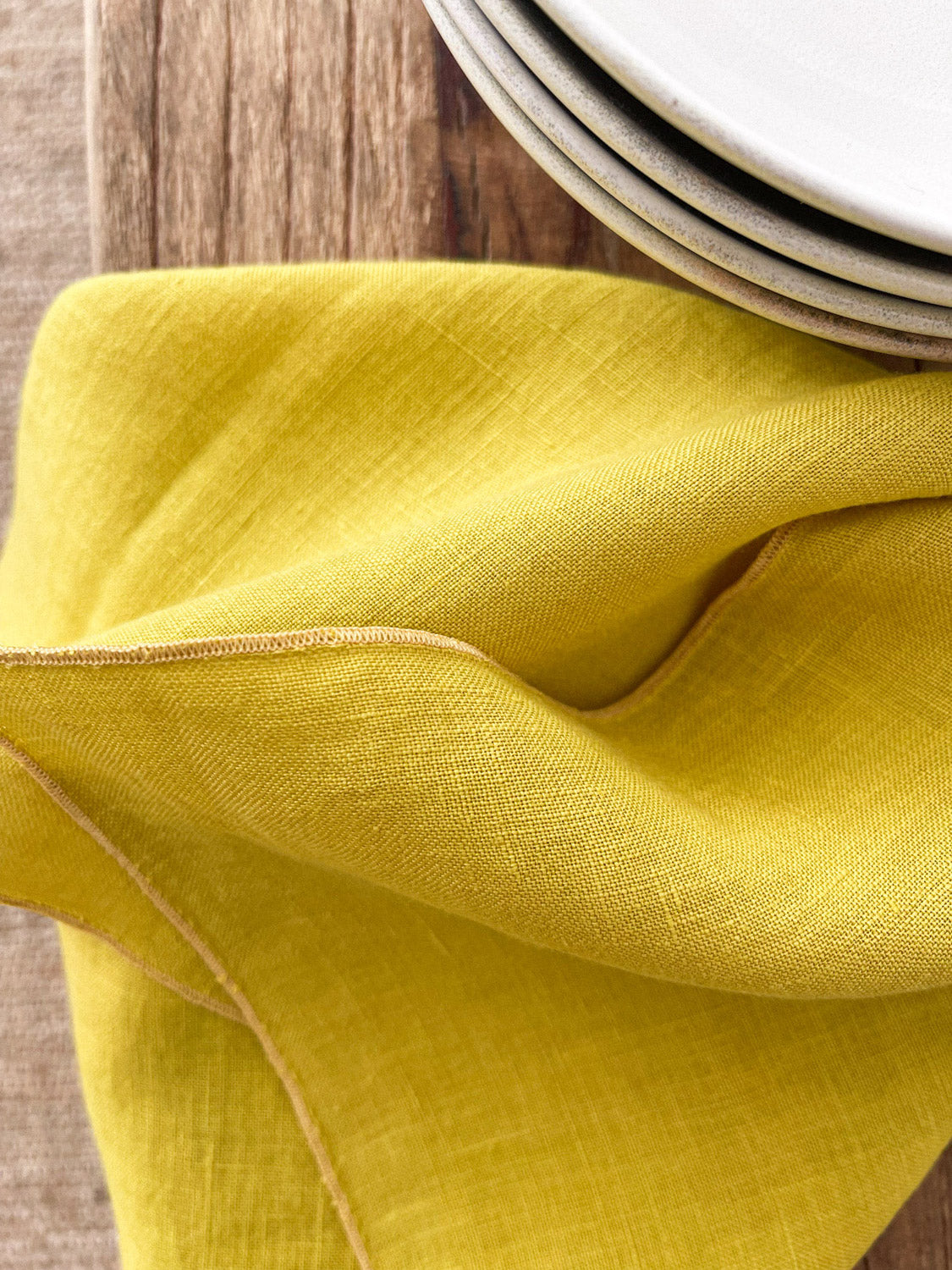 Chartreuse-gelbe Leinenserviette mit Rollsaum - Linen Notes